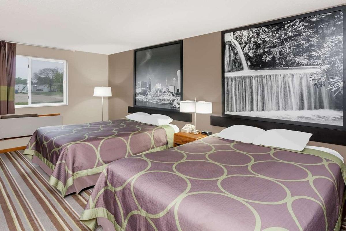Super 8 by Wyndham Gilman Hotel Bagian luar foto