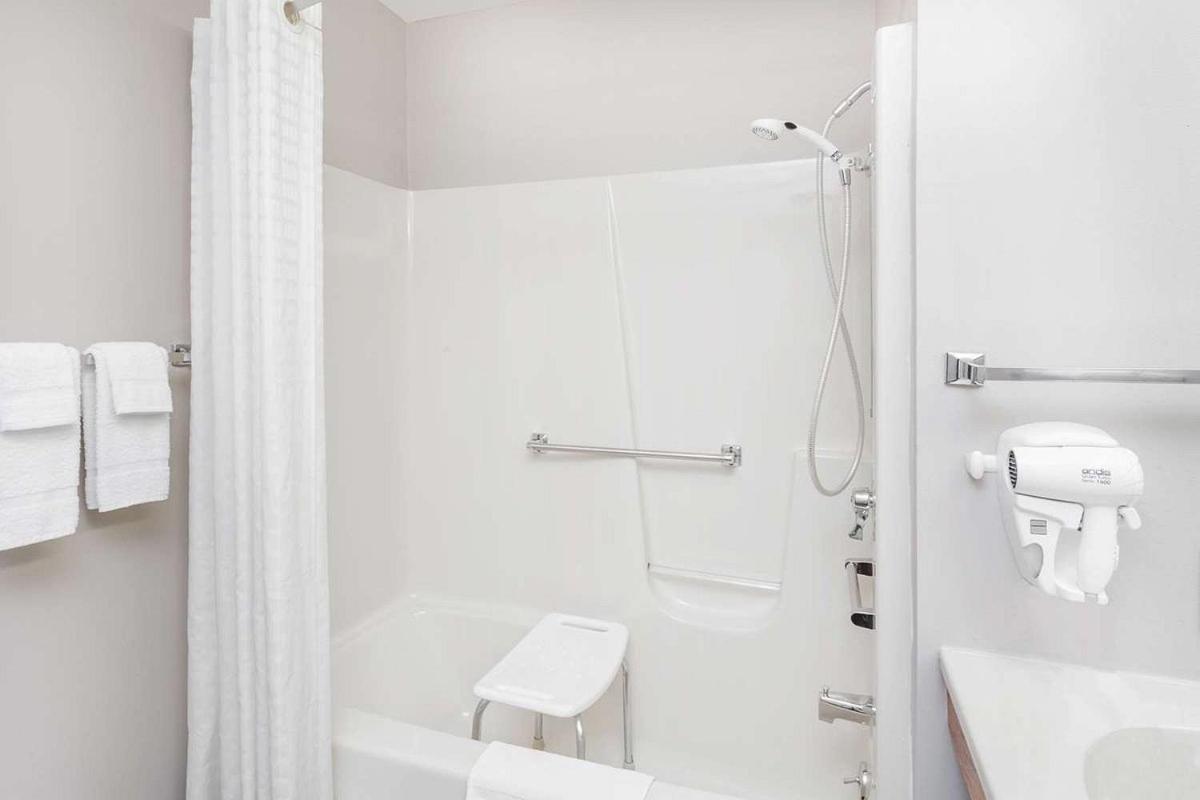 Super 8 by Wyndham Gilman Hotel Bagian luar foto