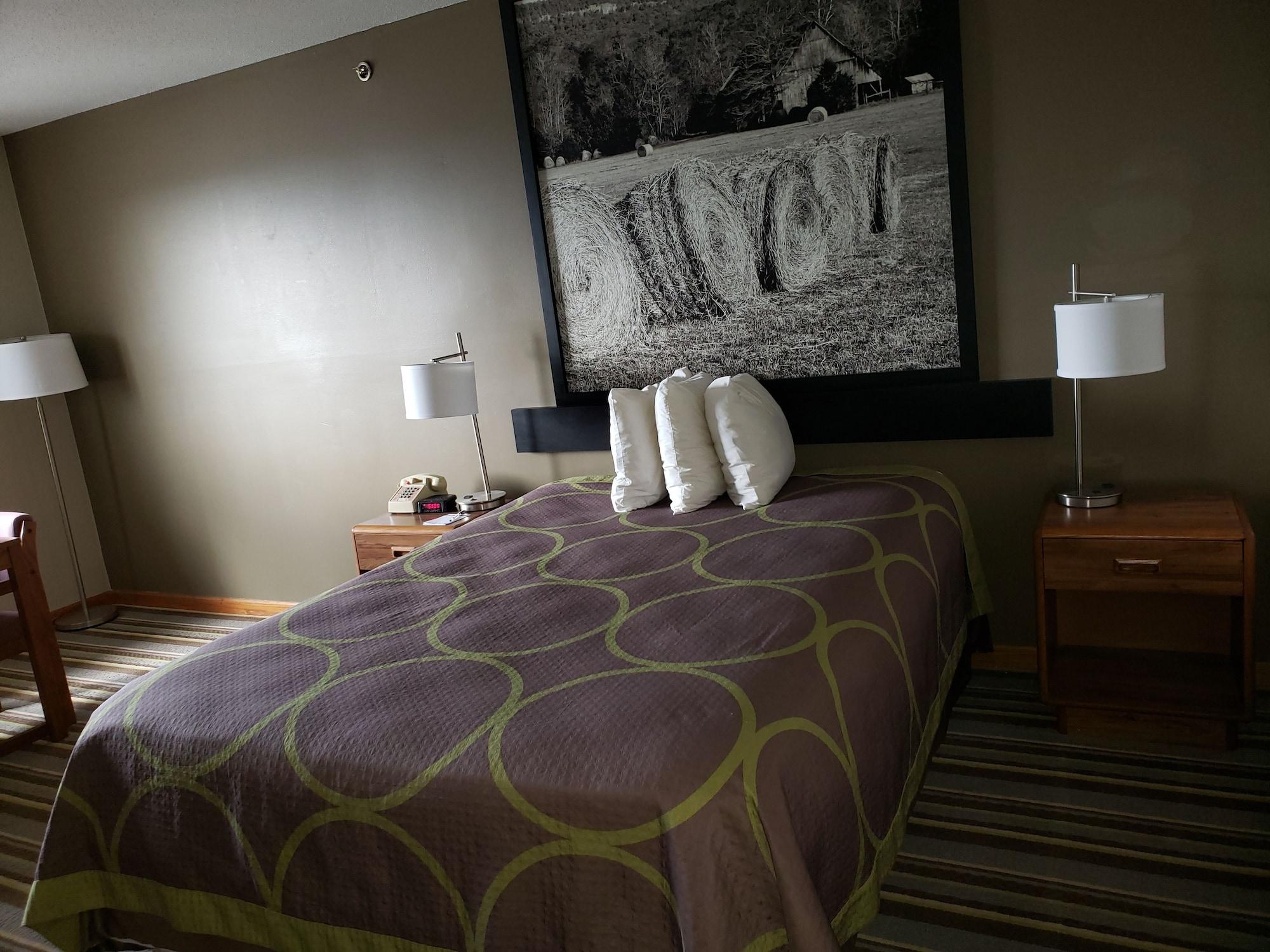 Super 8 by Wyndham Gilman Hotel Bagian luar foto
