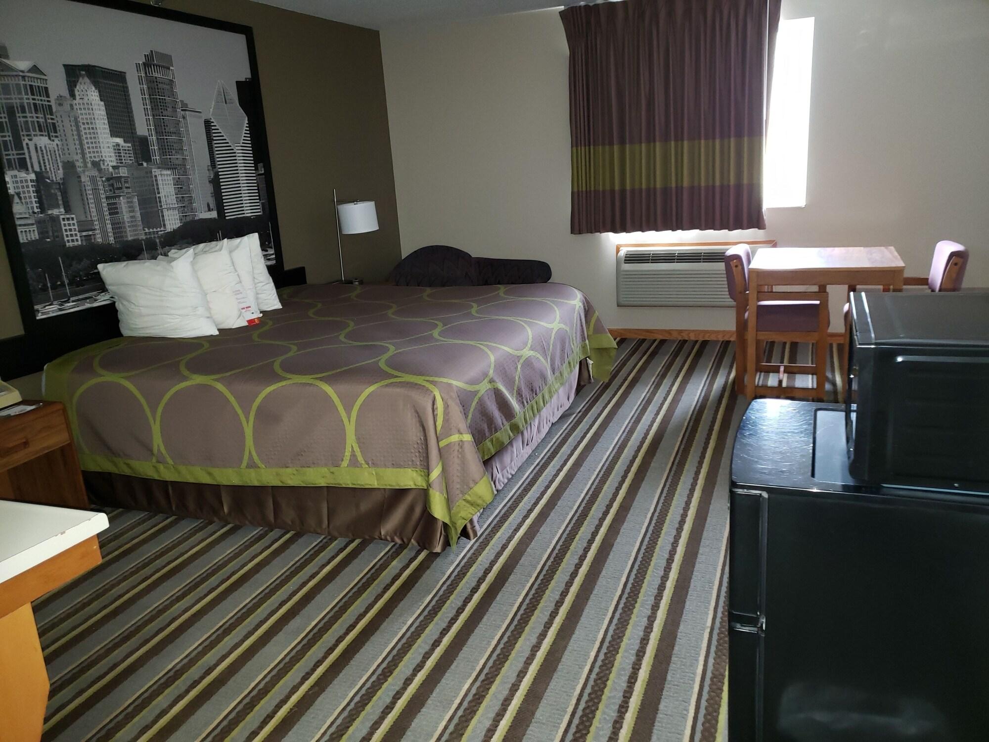 Super 8 by Wyndham Gilman Hotel Bagian luar foto