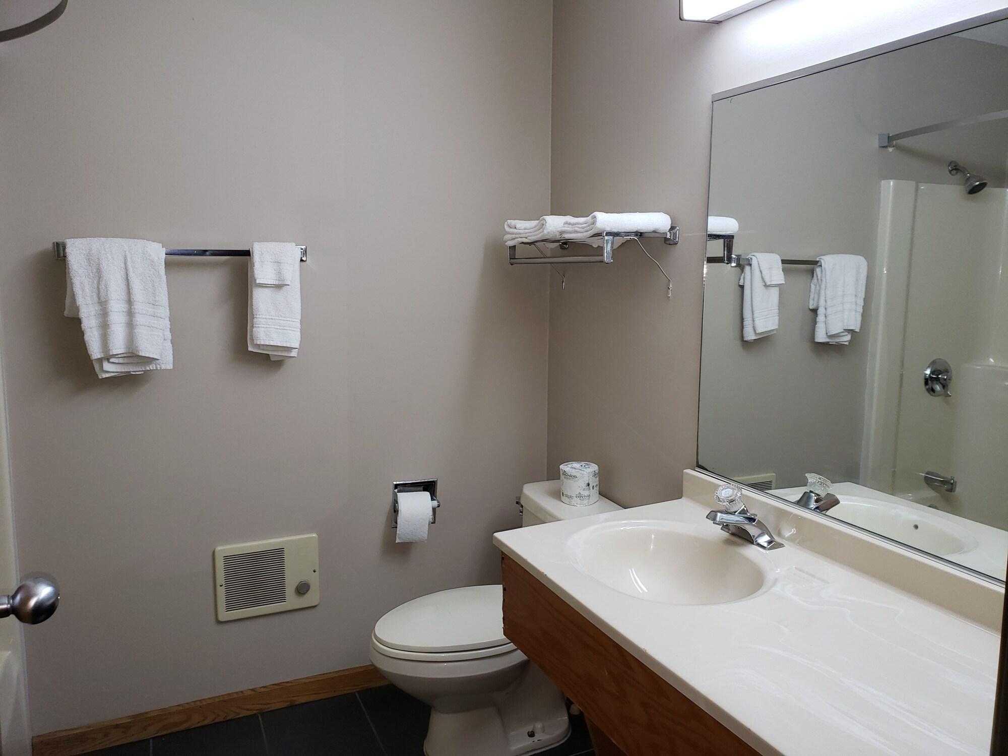 Super 8 by Wyndham Gilman Hotel Bagian luar foto
