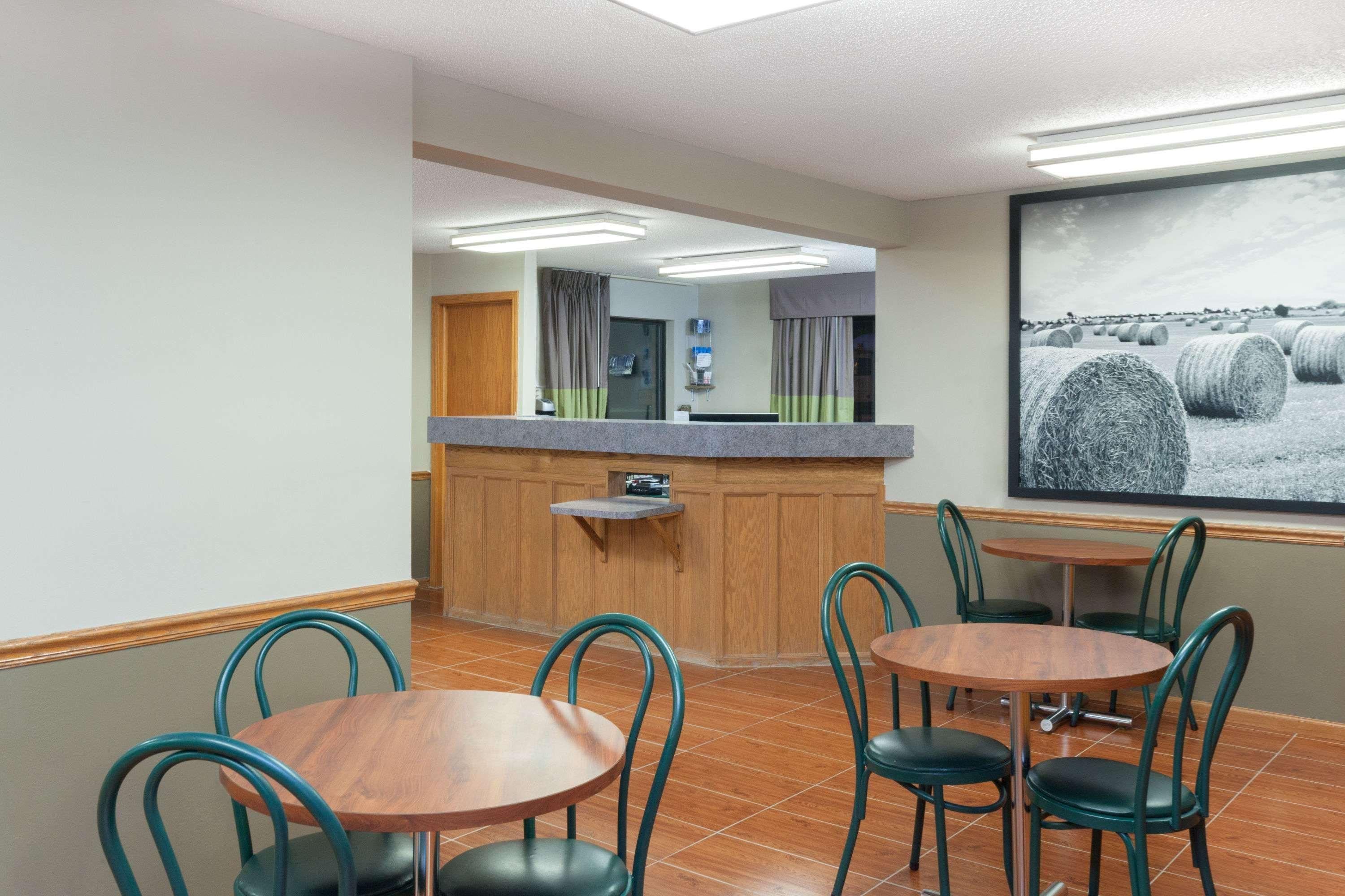 Super 8 by Wyndham Gilman Hotel Bagian luar foto