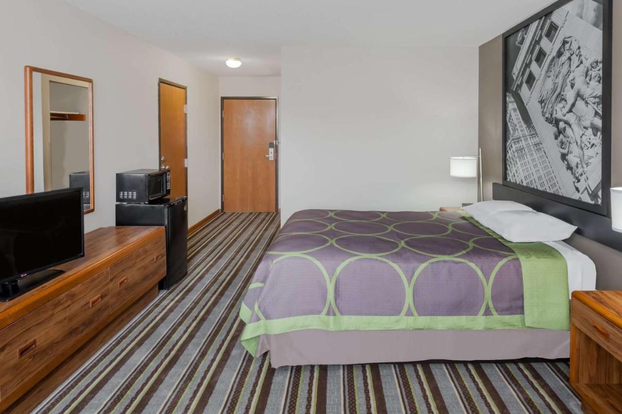 Super 8 by Wyndham Gilman Hotel Bagian luar foto